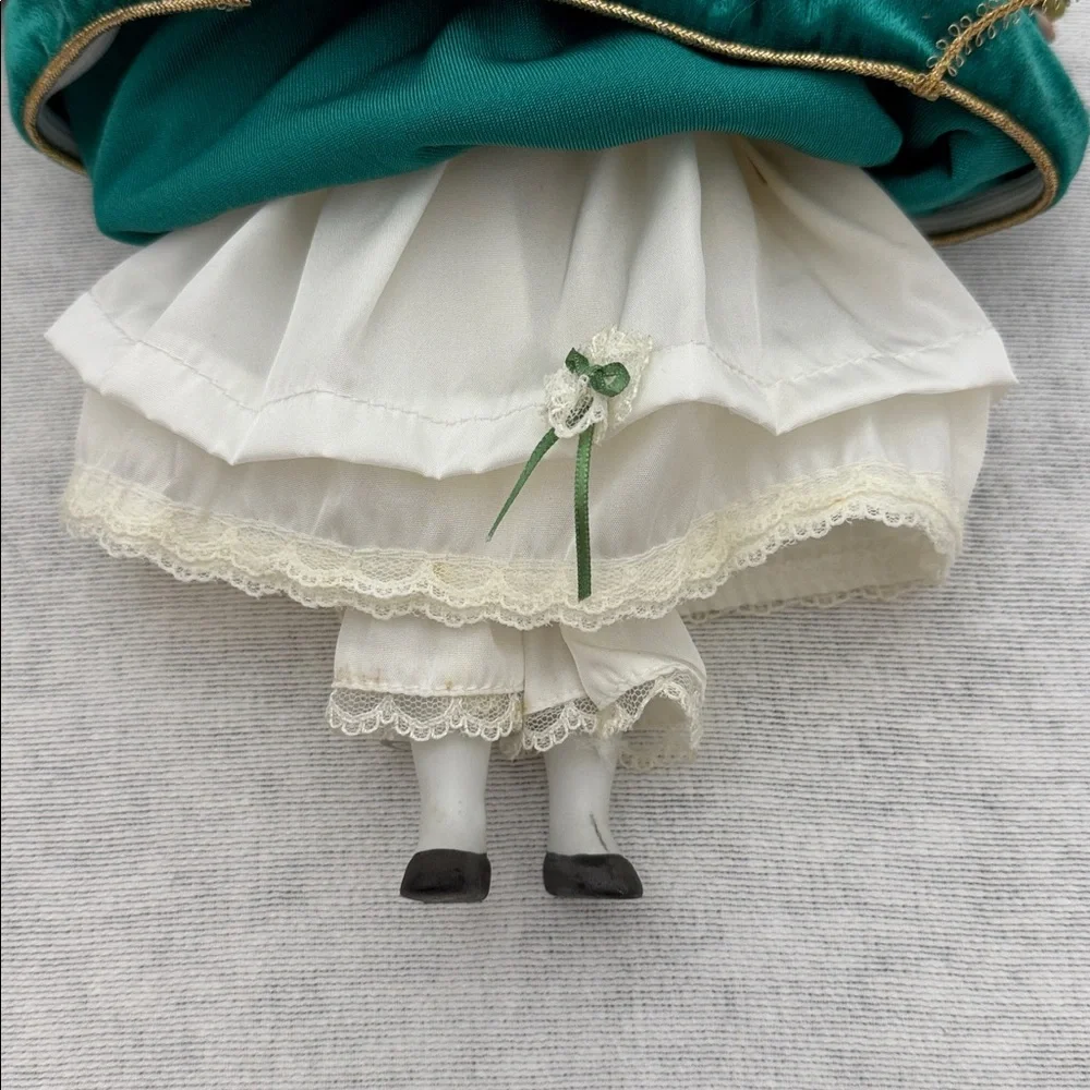 Vintage Elegant Rapunzel Doll with Braided Hair, velvet dress w/gold trim (mlb)